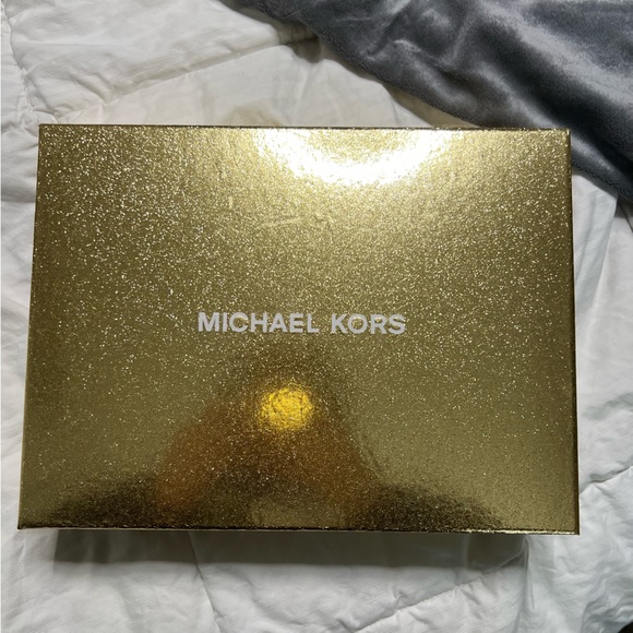 Designer Michael Kors scarf and beanie set - Picture 2 of 3